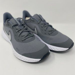 Nike Unisex-Child Revolution 5 Grade School Running Shoe. Size 7Y